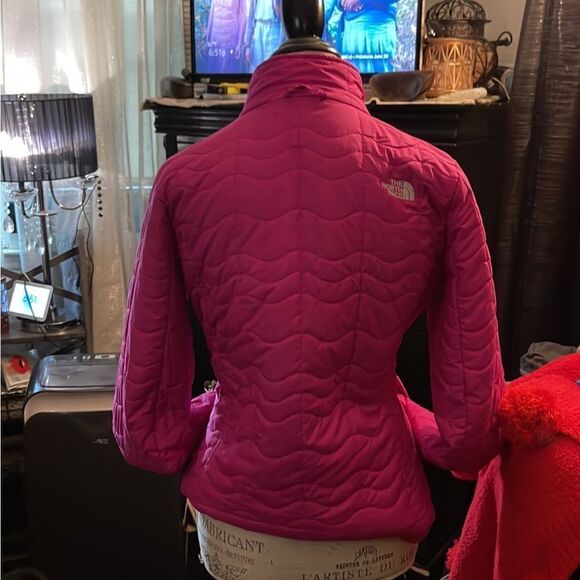 Northface thermoball sport active puffer packable jacket hot mr pink size medium - Picture 2 of 9